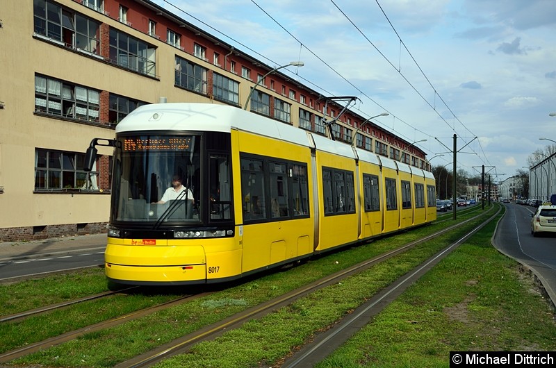 Bild: 8017 als Linie M4 in der Buschallee kurz vor der gleichnamigen Haltestelle.