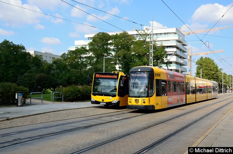 Bus 9101 als Linie 94 und Straßenbahn 2843 als Linie 11 an der Haltestelle Webergasse.