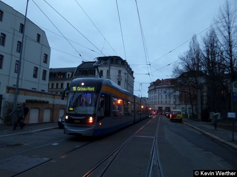 Bild: TW 1213 an der Haltestelle Angerbrücke,Straßenbahnhof.