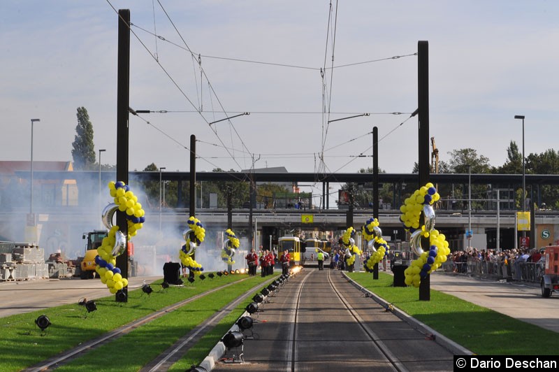 Bild: Die Eröffnungsparade am Bahnhof Adlershof.