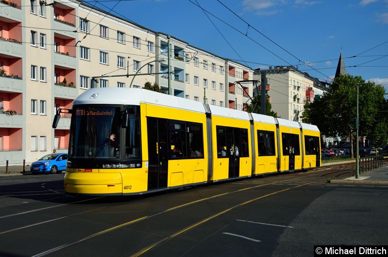 Bild: 4012 als Linie M10 auf der Kreuzung Kniprodestr./Danziger Str.