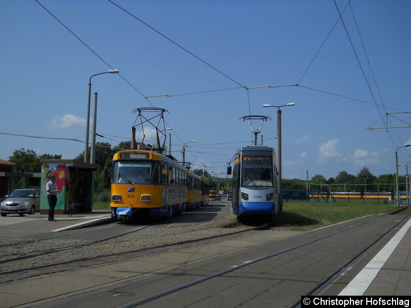 Die T4D Traktion 2121+2047+917 der Linie 1 nach Mockau und Leoliner 1345 der Linie 2 nach Naunhofer Straße an der Abfahrtshaltestelle Lausen. Bild: Die T4D Traktion 2121+2047+917 der Linie 1 nach Mockau und Leoliner 1345 der Linie 2 nach Naunhofer Straße an der Abfahrtshaltestelle Lausen.