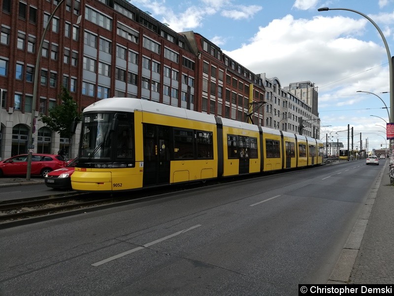 Bild: TW 9052 als M10 an der Endstelle Warschauer Straße.
