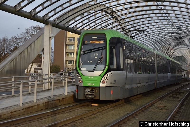 Bild: TW 3013+3040 als Linie 7 beim Verlassen der Haltestelle Noltemeyerbrücke.