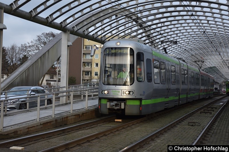 Bild: TW 2594+2520 als Linie 3 beim Verlassen der Haltestelle Noltemeyerbrücke.