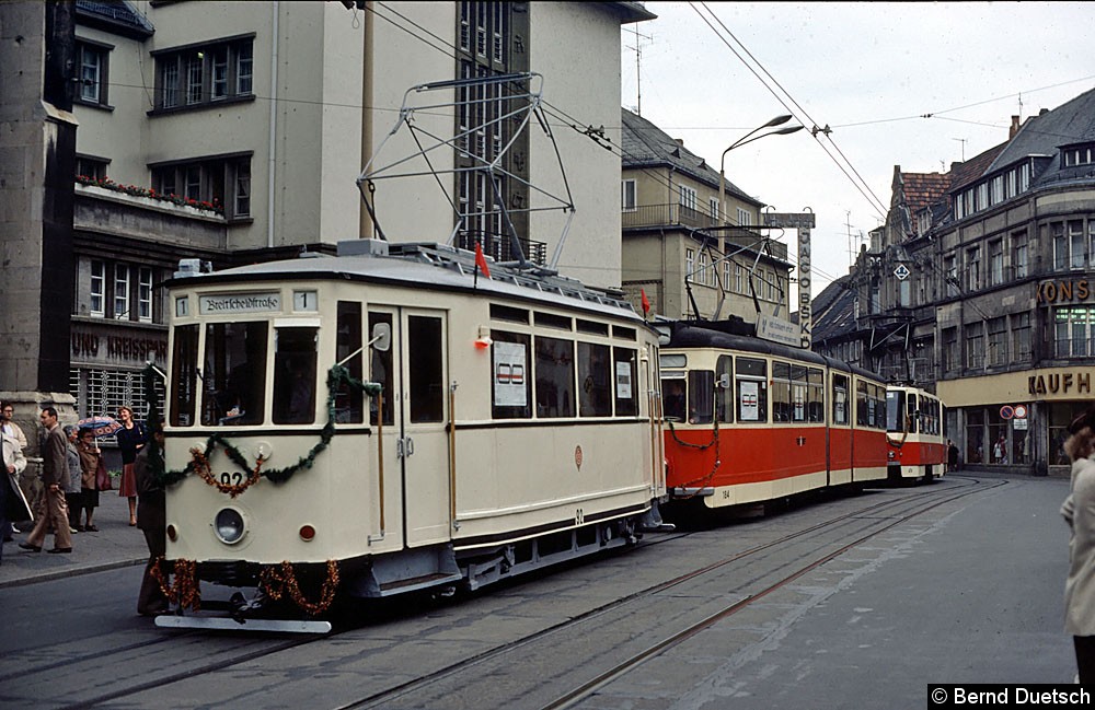 Der kleine Korso bestand aus dem historischen Triebwagen 92, dem Gotha-Gelenkwagen 184 und dem Tatra-Gelenkwagen 474. In den Seiten-
fenstern der Fahrzeuge wurde mit Plakaten auf das Jubiläum des Verkehrsbetriebs hingewiesen. Hier nimmt der Korso Aufstellung am Fischmarkt. Bild: Der kleine Korso bestand aus dem historischen Triebwagen 92, dem Gotha-Gelenkwagen 184 und dem Tatra-Gelenkwagen 474. In den Seiten-
fenstern der Fahrzeuge wurde mit Plakaten auf das Jubiläum des Verkehrsbetriebs hingewiesen. Hier nimmt der Korso Aufstellung am Fischmarkt.