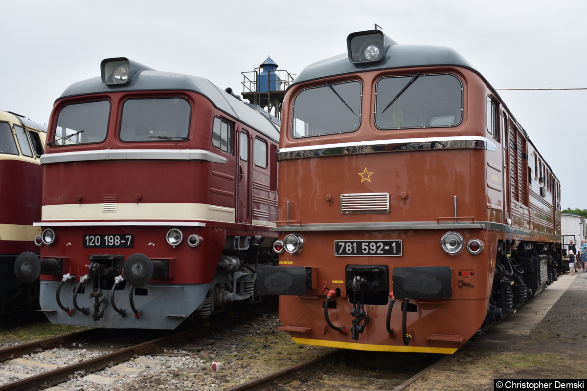 120 198-7 und 781 592-1 (Gastfahrzeug aus Tschechien) im Eisenbahnmuseum Weimar.