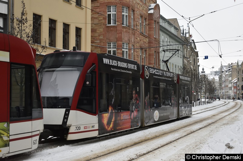 TW 720 als zweiter Wagen einer Traktion der Linie 2 zwischen den Haltestellen Anger und Angerbrunnen. Bild: TW 720 als zweiter Wagen einer Traktion der Linie 2 zwischen den Haltestellen Anger und Angerbrunnen.