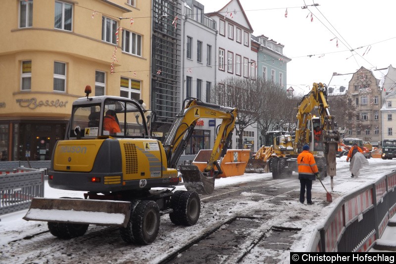 Hier sind zwei Bagger an der Arbeit die Gleise am Fischmarkt frei zubekommen. Bild: Hier sind zwei Bagger an der Arbeit die Gleise am Fischmarkt frei zubekommen.