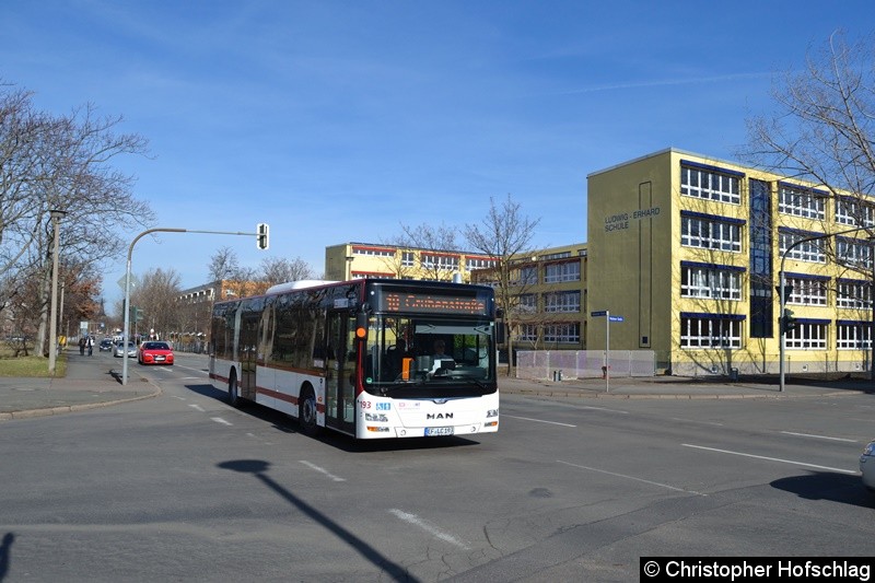 Wagen 193 als Linie 10 in Richtung Grubenstraße, an der Kreuzug Moskauer Straße/Bukarester Straße. Bild: Wagen 193 als Linie 10 in Richtung Grubenstraße, an der Kreuzug Moskauer Straße/Bukarester Straße.
