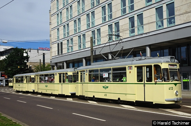 Im Rahmen eines Korsos fuhr der historische Gotha-Zug bestehend aus Triebwagen 413 und den Beiwagen 519 und 509. Hier zwischen den Haltestellen Hauptbahnhof und City-Carré. Der zweite Beiwagen (509) wurde später abgehängt. Bild: Im Rahmen eines Korsos fuhr der historische Gotha-Zug bestehend aus Triebwagen 413 und den Beiwagen 519 und 509. Hier zwischen den Haltestellen Hauptbahnhof und City-Carré. Der zweite Beiwagen (509) wurde später abgehängt.