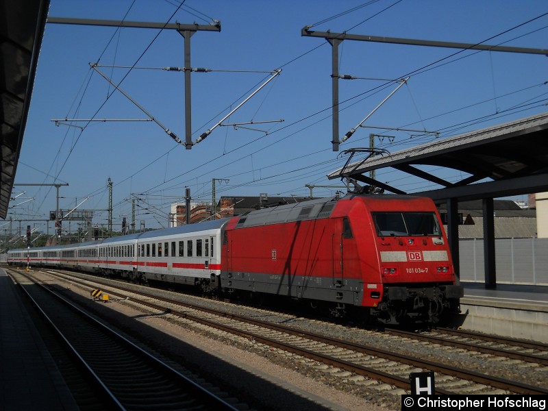 Bild: Als IC nach Frankfurt/Main verlässt 101 034 gerade den Erfurter Hauptbahnhof.