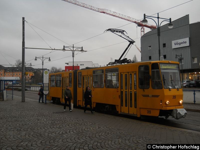 Bild: TW 319 an der Haltestelle Bertha von S.-Platz.