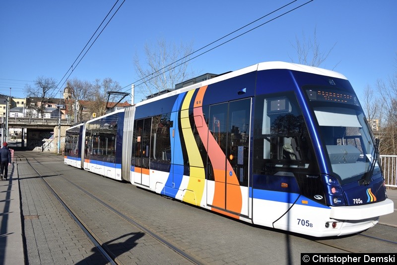 TW 705 als Linie 4 in Richtung Naumburger Straße, kurz vor der Haltestelle Paradiesbahnhof