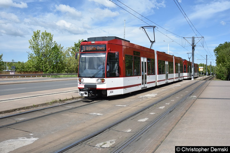 TW 604+603 als Linie 3 bei der Ausfahrt aus der Haltestelle Straße der Nation in Richtung Urbicher Kreuz. Bild: TW 604+603 als Linie 3 bei der Ausfahrt aus der Haltestelle Straße der Nation in Richtung Urbicher Kreuz.