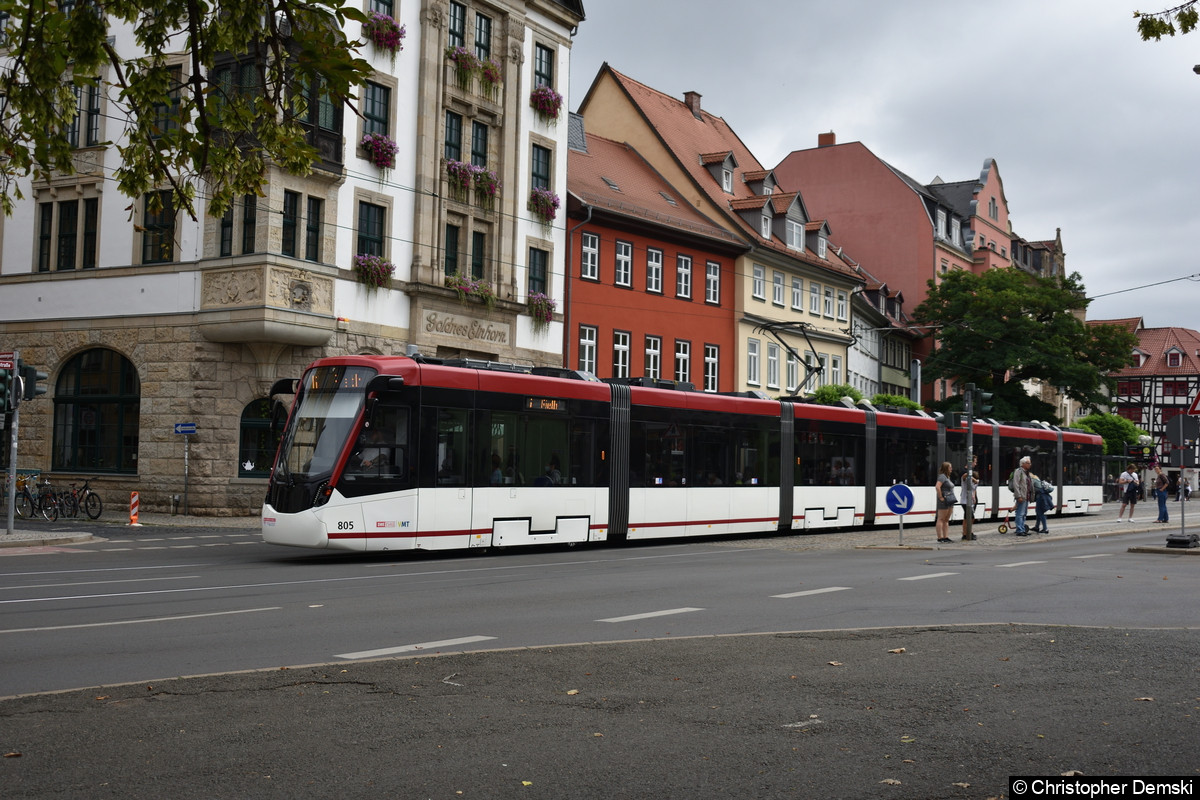 Bild: TW 805 als Linie 6 beim Verlassen der Haltestelle Domplatz Nord.