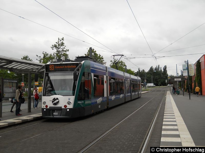 Bild: TW 403 auf der Linie 93 an der Haltstelle Hauptbahnhof.