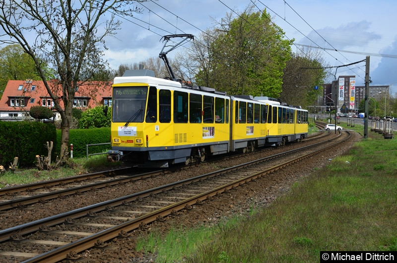 6154 + 6033 als Linie M6 zwischen den Haltestellen Landsberger Allee/Rhinstr. und Dingelstädter Str.
Letzter Einsatztag der KT4D in Berlin. Bild: 6154 + 6033 als Linie M6 zwischen den Haltestellen Landsberger Allee/Rhinstr. und Dingelstädter Str.
Letzter Einsatztag der KT4D in Berlin.