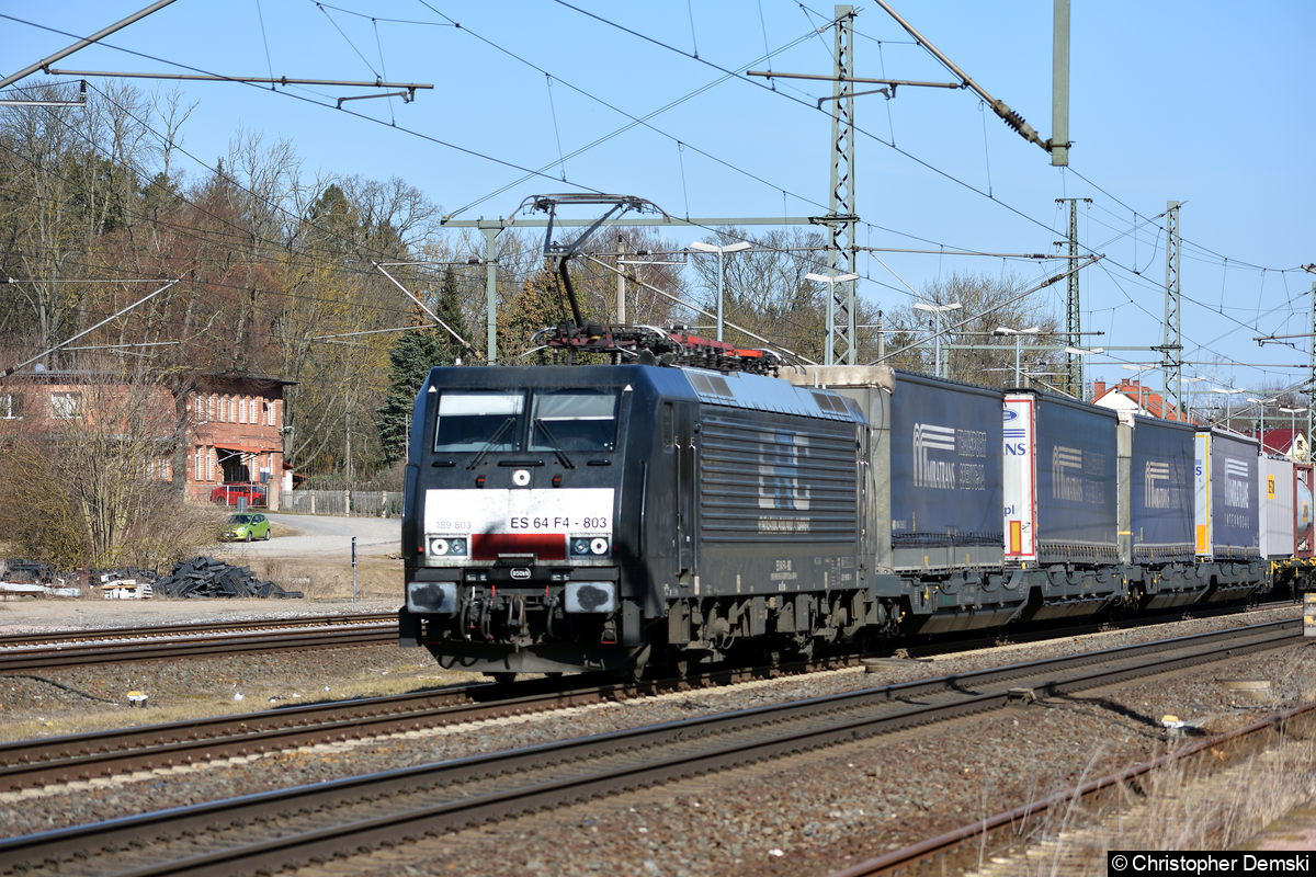 189 803 mit einen Güterzug bei der Durchfahrt in Neudietendorf.