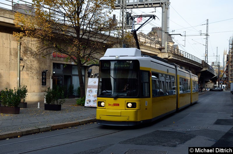 Bild: 1088 als Linie M1 beim Verlassen der Haltestelle Georgenstr./Am Kupfergraben.