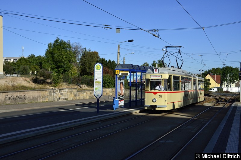 Bild: 215 kam als letzter Wagen im Korso an der Haltestelle Huttenstraße vorbei.