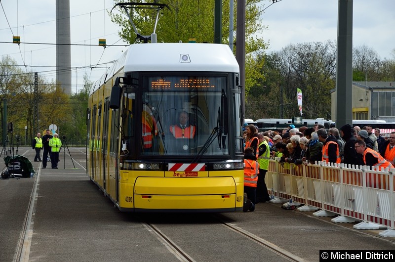 Bild: Nach dem Anhalten wurden alle Türen geöffnet und nachgemessen. Auf dem Fußboden im Wagen war ein Pfeil aufgeklebt. Dieser zeigte dann auf eine Punktzahl auf der 