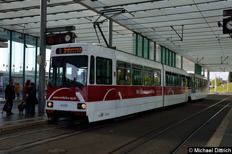 Bild: Wagen 8165 mit Beiwagen als Linie 2 am Hauptbahnhof.