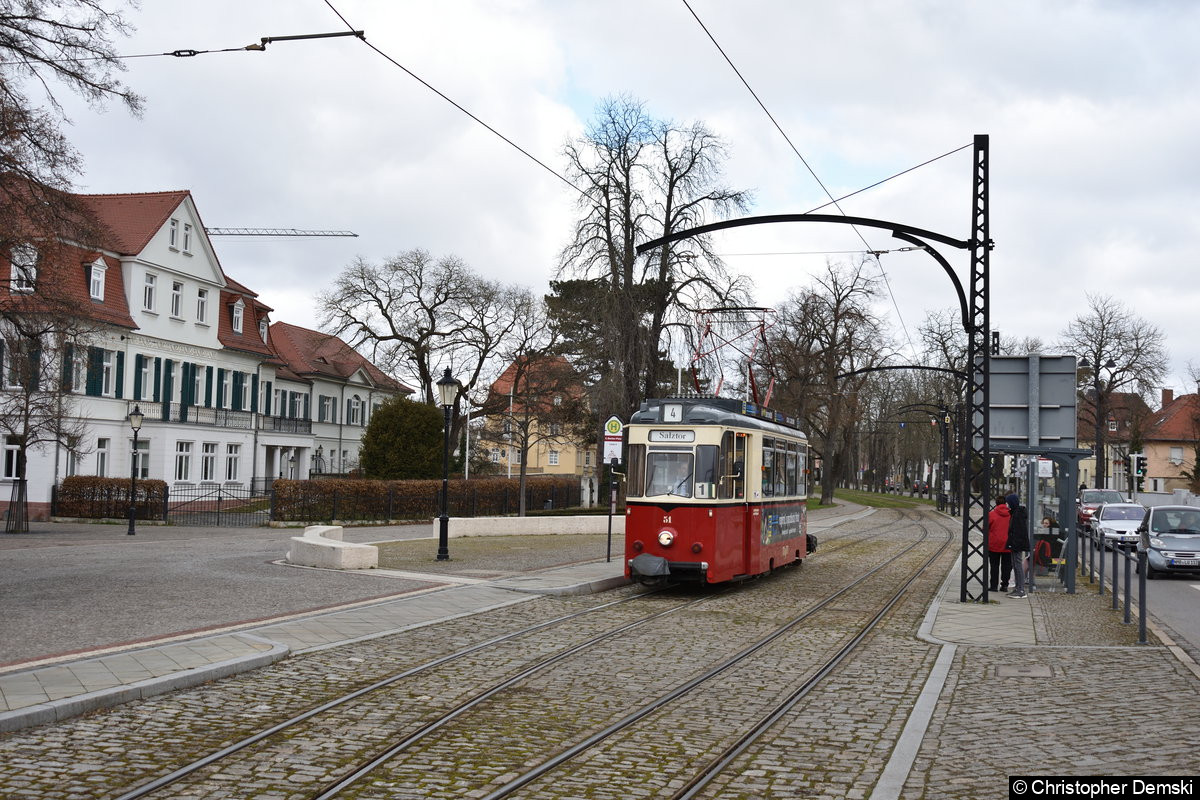 Bild: TW 51 an der Haltestelle 
Curt-Becker-Platz.