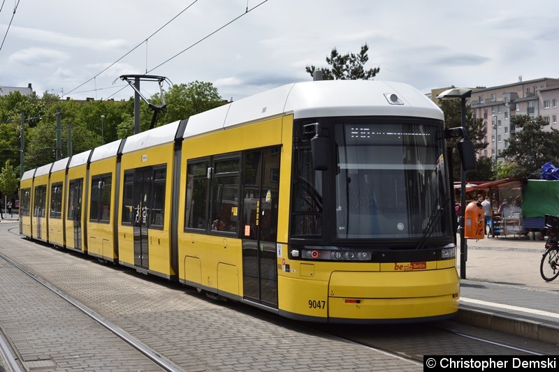 Bild: TW 9047 beim Fahrgastwechsel an der Haltestelle S-Nordbahnhof.