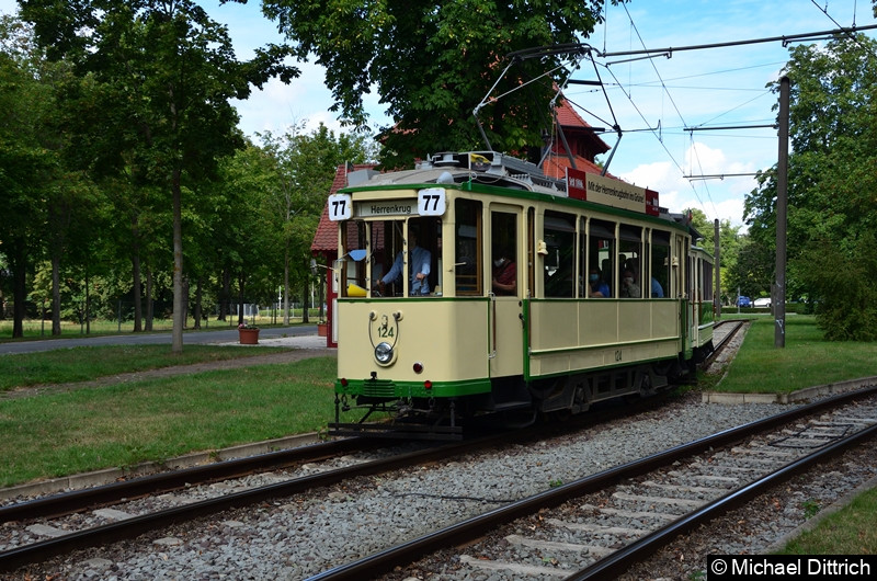 Bild: Der historische Triebwagen 124 und sein Beiwagen 300 verlassen die Haltestelle Herrenkrug.