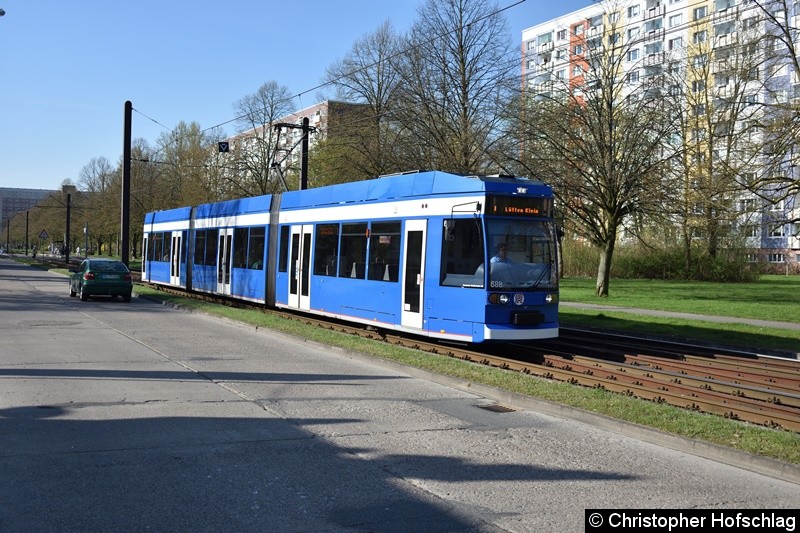 Bild: TW 688 als Linie 1 kurz vor der Haltestelle Turkuer Str.