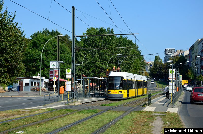 2035 als Linie M5 an der Haltestelle Platz der Vereinten Nationen. Daneben ein Fahrleitungsmesswagen, der seinen Auslege ausgefahren hat. Bild: 2035 als Linie M5 an der Haltestelle Platz der Vereinten Nationen. Daneben ein Fahrleitungsmesswagen, der seinen Auslege ausgefahren hat.