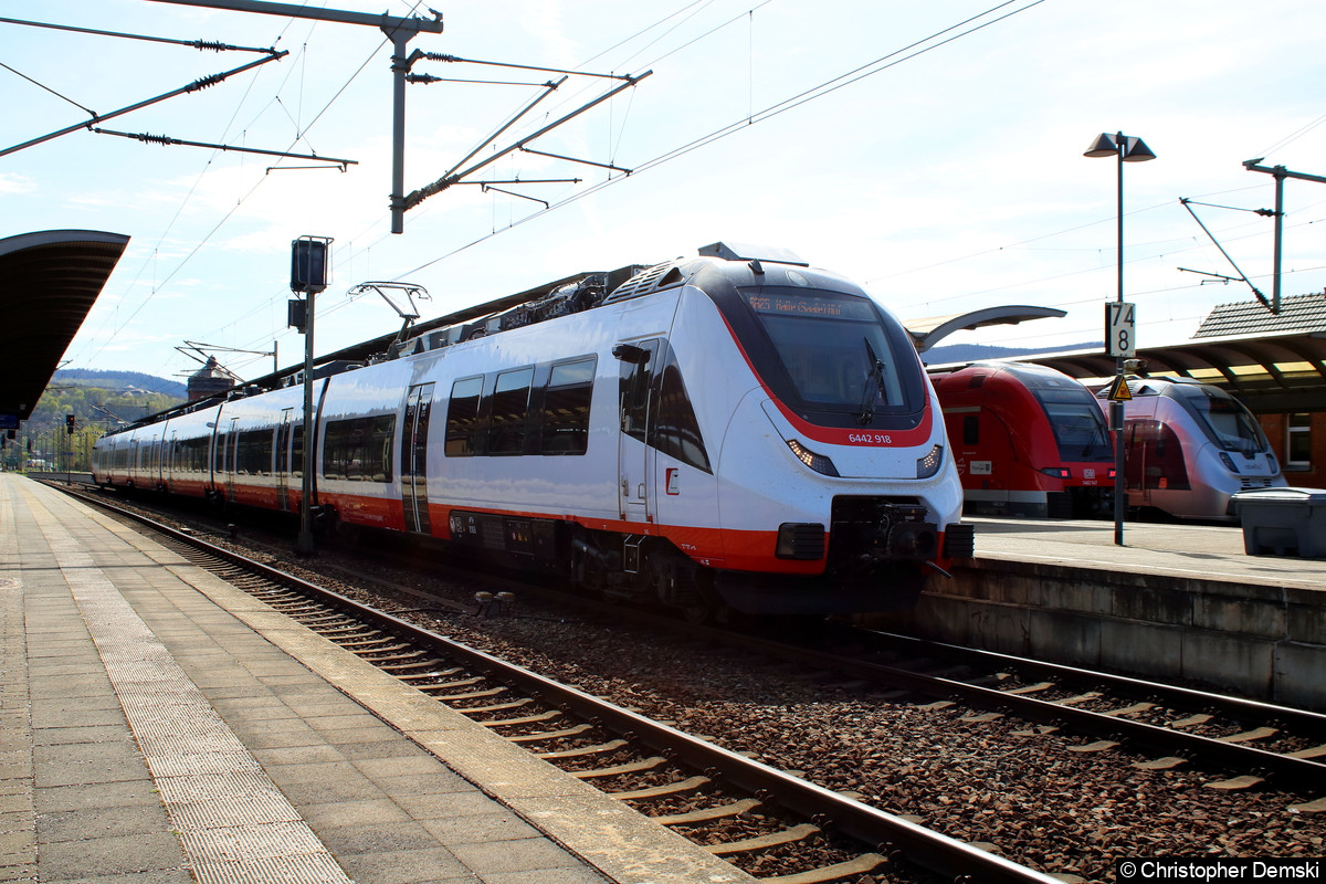 6442 918 im Bahnhof Saalfeld.