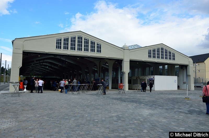 Bild: Blick auf die umgebaute Halle die nun für den Busverkehr vorgesehen ist.