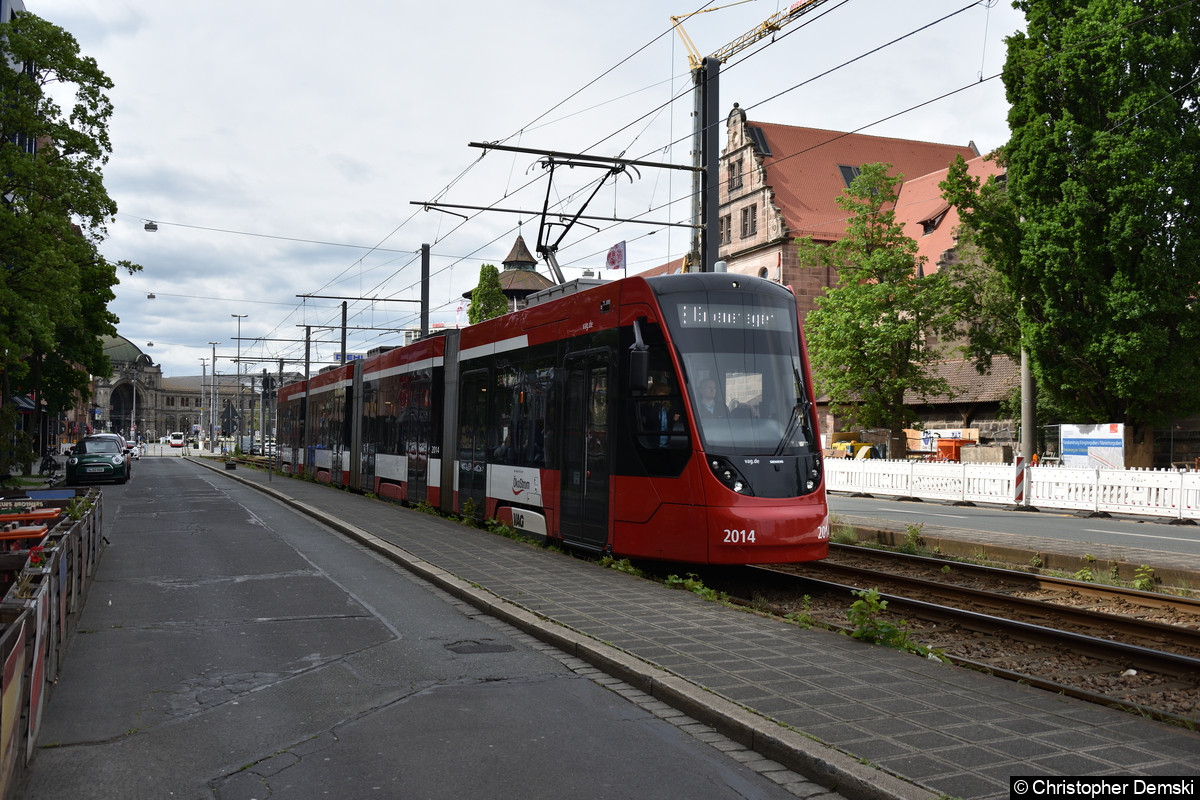 Tw 2014 als Linie 8 zwischen den Haltestellen Hauptbahnhof und Marientor in der Straße Königstorgraben.