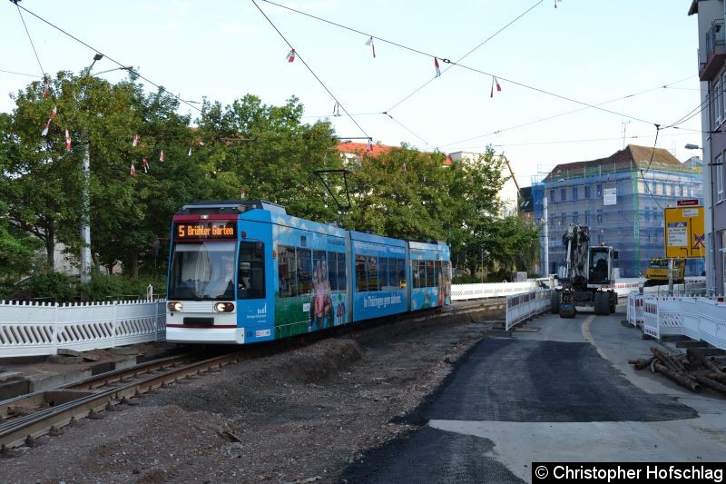 Bild: TW 610 befährt grade die Baustelle Johannesstraße.