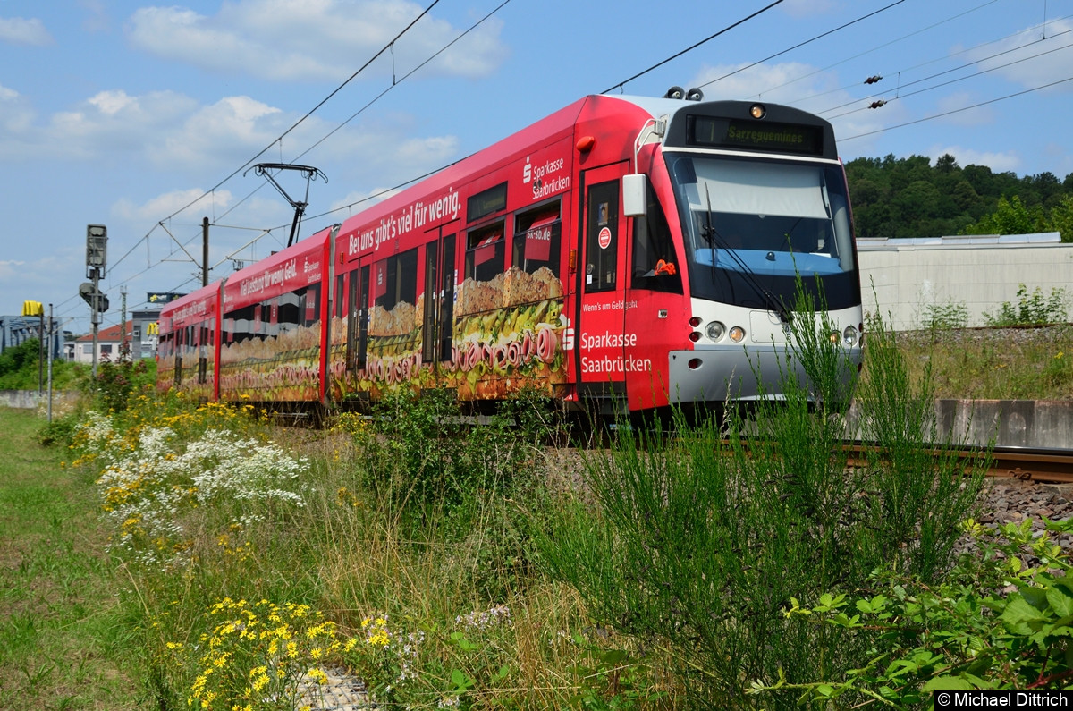 1020 hat gerade das Einfahrsignal Brebach hinter sich gelassen. Auf dem Weg nach Sarreguemines wechselt er in Kürze das Stromssystem. Bild: 1020 hat gerade das Einfahrsignal Brebach hinter sich gelassen. Auf dem Weg nach Sarreguemines wechselt er in Kürze das Stromssystem.