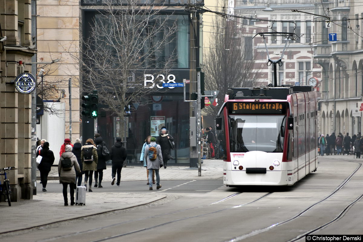 Bild: Tw 623 als Linie 6 in Richtung Steigerstraße auf der Kreuzung Bahnhofstraße/Juri-Gagarin-Ring.