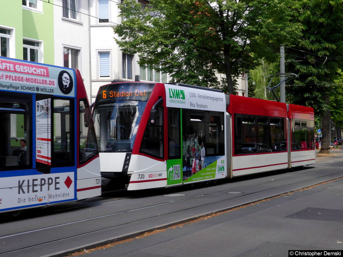 TW 720 als zweiter Wagen einer Combino-Traktion an der Haltestelle Tschaikowskistraße. Bild: TW 720 als zweiter Wagen einer Combino-Traktion an der Haltestelle Tschaikowskistraße.
