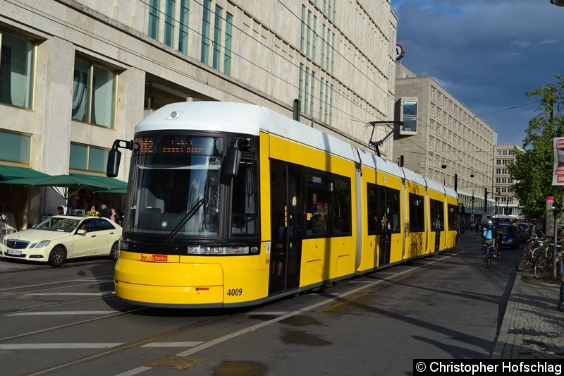 Bild: TW 4009 als Linie M2 bei der Einfahrt in die Haltestelle Alexanderplatz/Dirckenstraße.