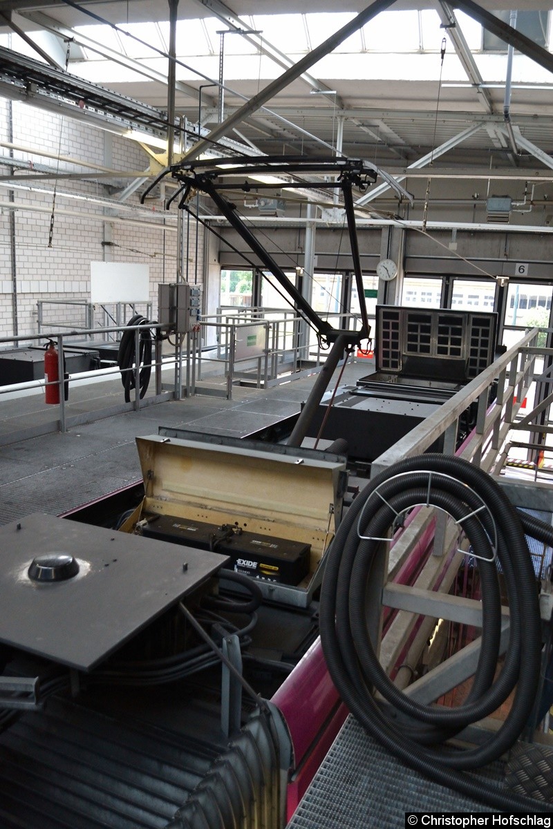 In der Straßenbahnwerkstatt konnte man den MGT-K TW 665 mal aufs Dach schauen, um einen Einblick in die Technik zubekommen. Bild: In der Straßenbahnwerkstatt konnte man den MGT-K TW 665 mal aufs Dach schauen, um einen Einblick in die Technik zubekommen.