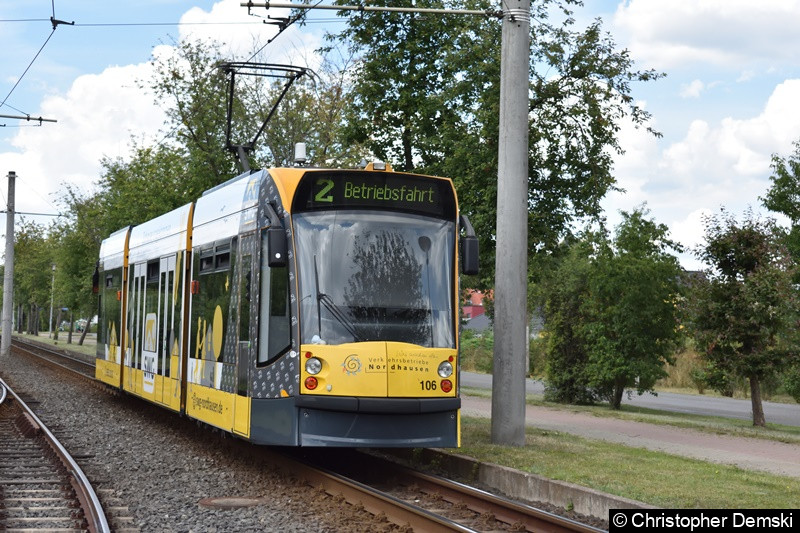 Bild: Combino Advanced TW 106 beim Verlassen der Haltestelle Nordhausen Ost.