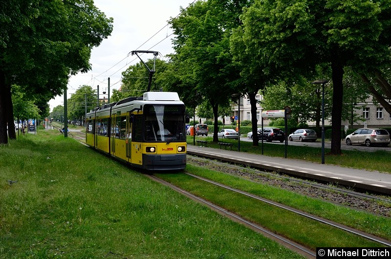 2006 als Linie 12 zwischen den Haltestellen Stahlheimer Str./Wisbyer Str. und Prenzlauer Allee/Ostseestr. Bild: 2006 als Linie 12 zwischen den Haltestellen Stahlheimer Str./Wisbyer Str. und Prenzlauer Allee/Ostseestr.