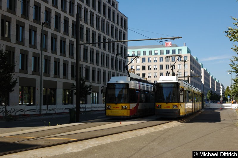 1074 (links) als Linie M1 und 2003 (rechts) als Linie M8 in der Wendestelle Nordbahnhof.
Die M1 wurde wegen einer Demo hierher umgeleitet. Bild: 1074 (links) als Linie M1 und 2003 (rechts) als Linie M8 in der Wendestelle Nordbahnhof.
Die M1 wurde wegen einer Demo hierher umgeleitet.