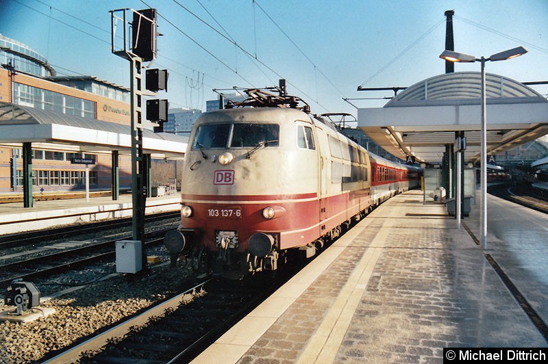 Bild: 103 137 mit einem IR in Berlin Ostbahnhof.