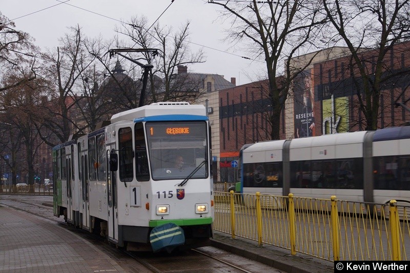 Bild: KT4Dt TW 115 als Linie 1 nach GŁĘBOKIE fährt gerade die Haltestelle Plac Żołnierza Polskiego auf Gleis 1 an.