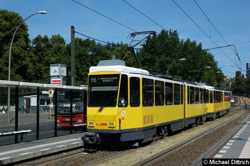 Bild: 6027 mit 6130 als Linie M6 an der Haltestelle Platz der Vereinten Nationen.