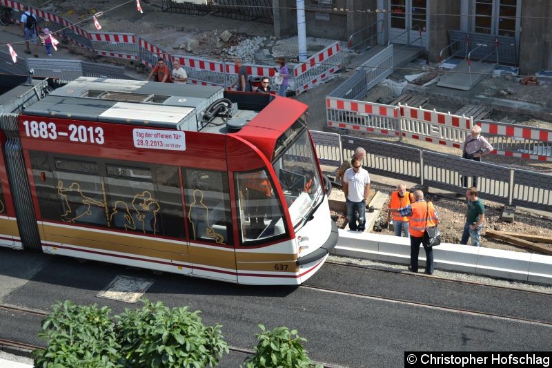 Die Experten der EVAG sowie von Bauamt kontrollieren den Abstand zwischen den Combino und den Haltestellenbordstein. Bild: Die Experten der EVAG sowie von Bauamt kontrollieren den Abstand zwischen den Combino und den Haltestellenbordstein.