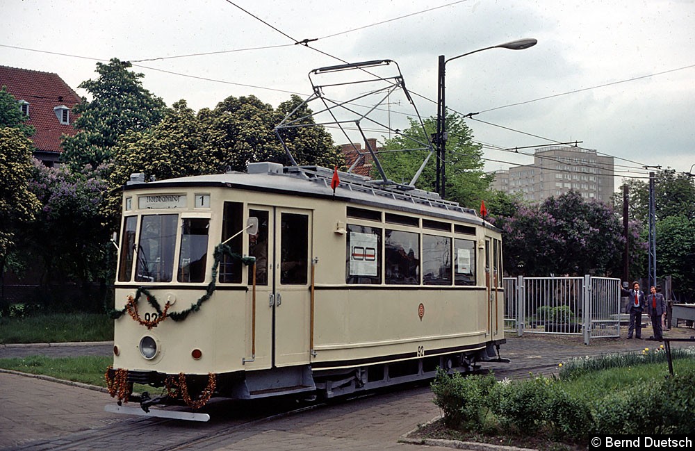 Bild: Tw 92 rückt aus dem Betriebshof Karl-Marx Allee-Breitscheidtstraße aus. 
