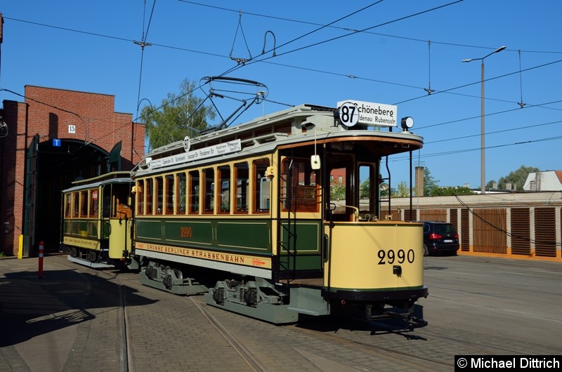 Bild: Triebwagen 2990 mit seinem Beiwagen 808 auf dem Betriebshof Köpenick.